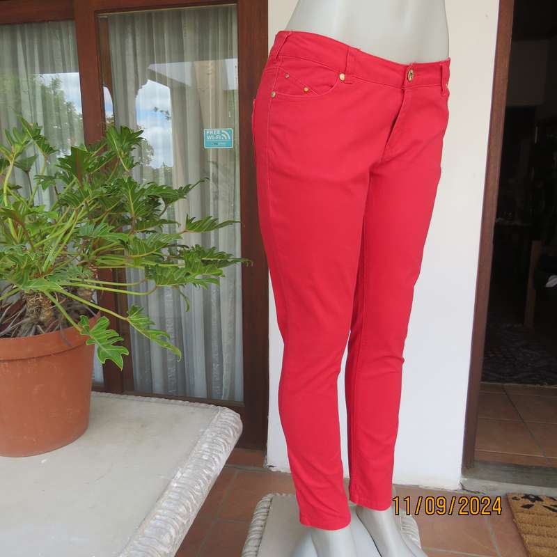 Sexy postbox red skinny cotton stretch pants size 35. Pockets front and back. Stud decoration.