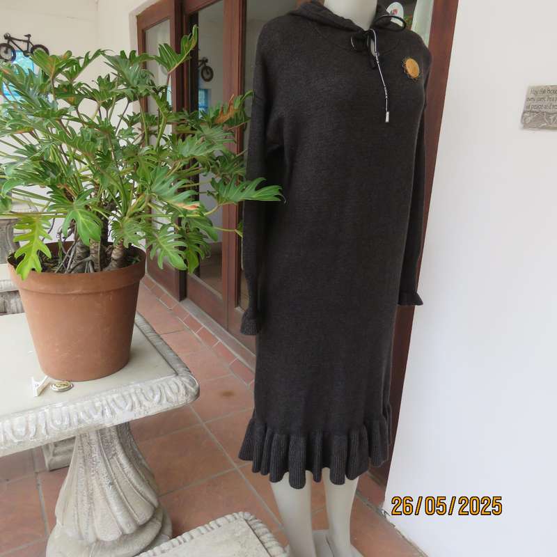 KE SPORTS dark grey low calf length stretch acrylic knit warm dress with hoodie. Size 40