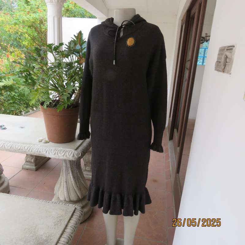 KE SPORTS dark grey low calf length stretch acrylic knit warm dress with hoodie. Size 40