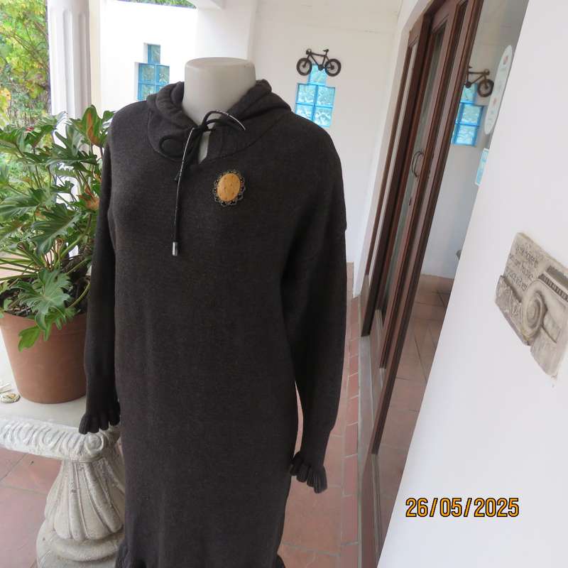 KE SPORTS dark grey low calf length stretch acrylic knit warm dress with hoodie. Size 40