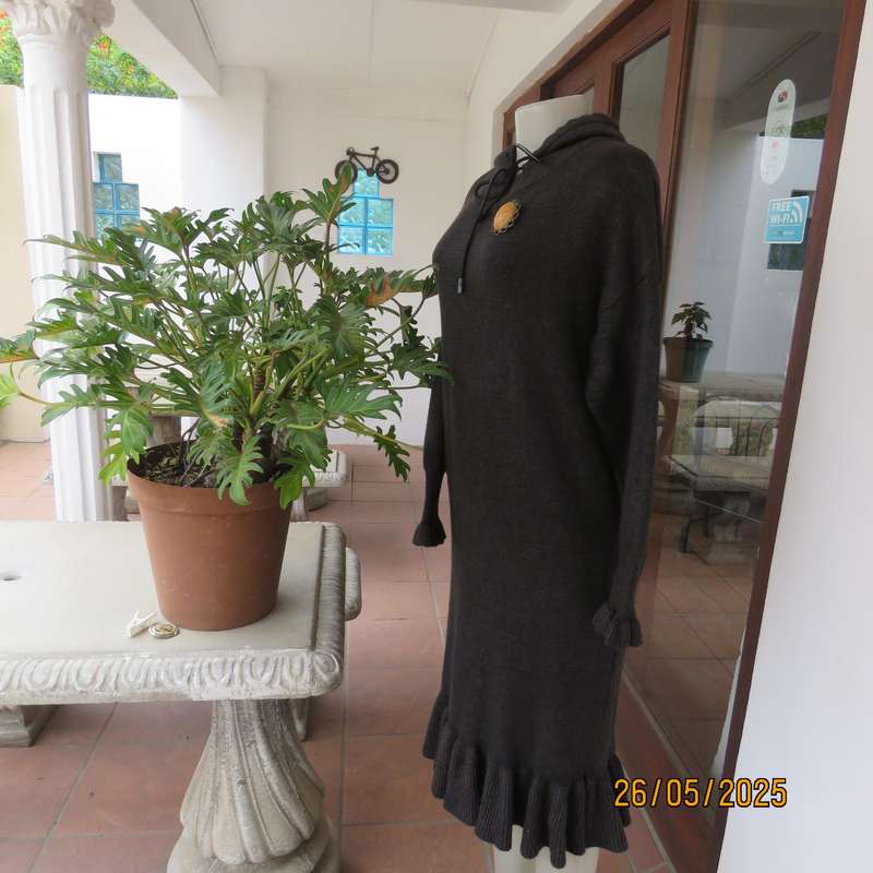 KE SPORTS dark grey low calf length stretch acrylic knit warm dress with hoodie. Size 40