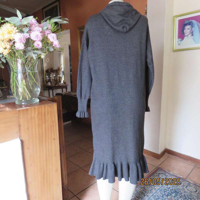 KE SPORTS dark grey low calf length stretch acrylic knit warm dress with hoodie. Size 40