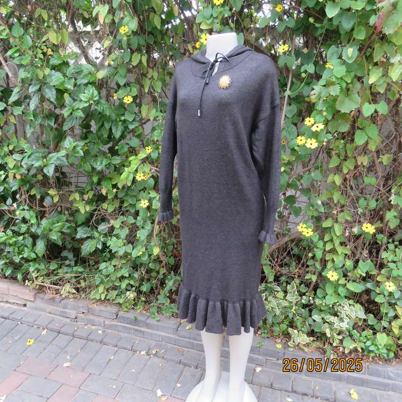 KE SPORTS dark grey low calf length stretch acrylic knit warm dress with hoodie. Size 40