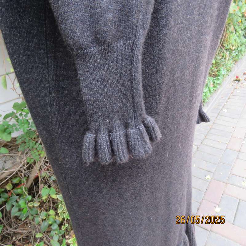 KE SPORTS dark grey low calf length stretch acrylic knit warm dress with hoodie. Size 40