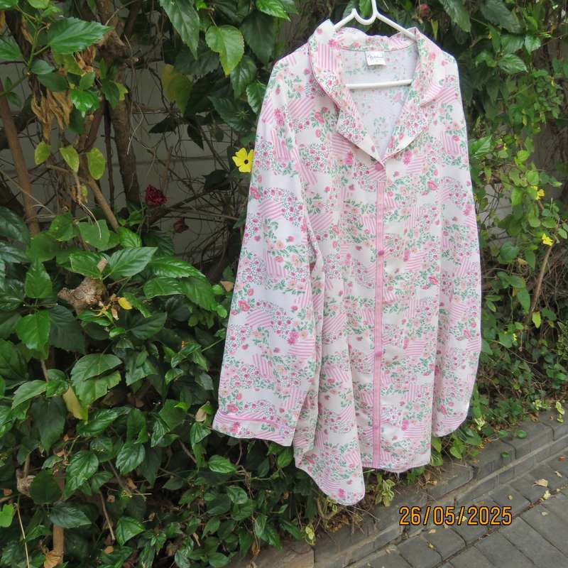 FOSHINI warm flannel look white slip over sleep top with pink flowers. Size 44
