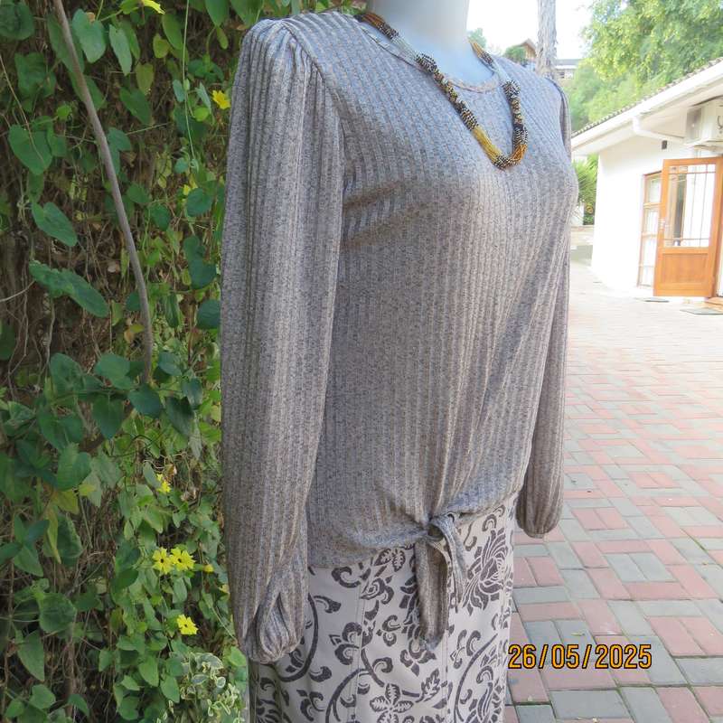 IDENTITY mottled beige soft stretch polyester long sleeve slip over top size 34.