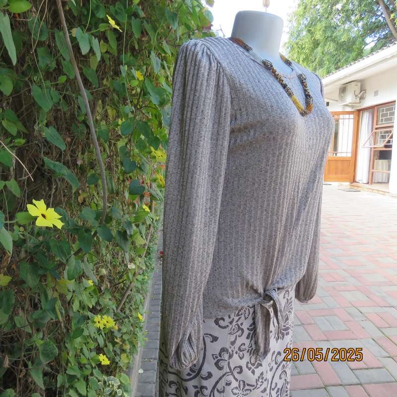 IDENTITY mottled beige soft stretch polyester long sleeve slip over top size 34.