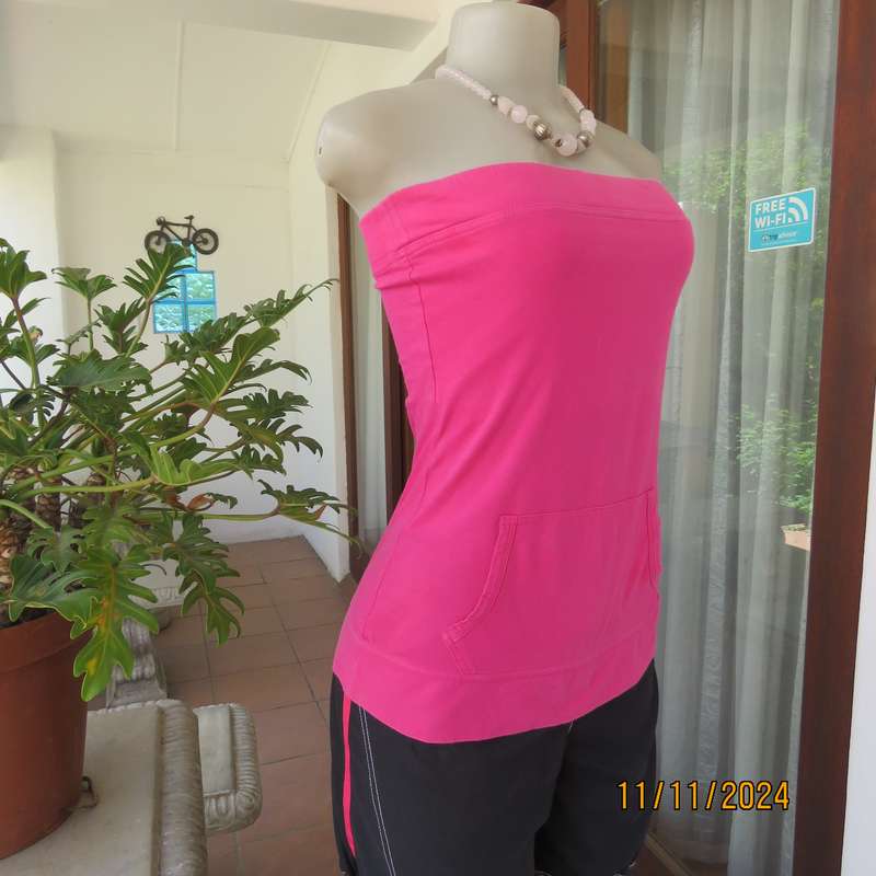 Strapless cotton stretch magenta pink top with bra inner. Size 36. Kangaroo pocket. Very good cond.