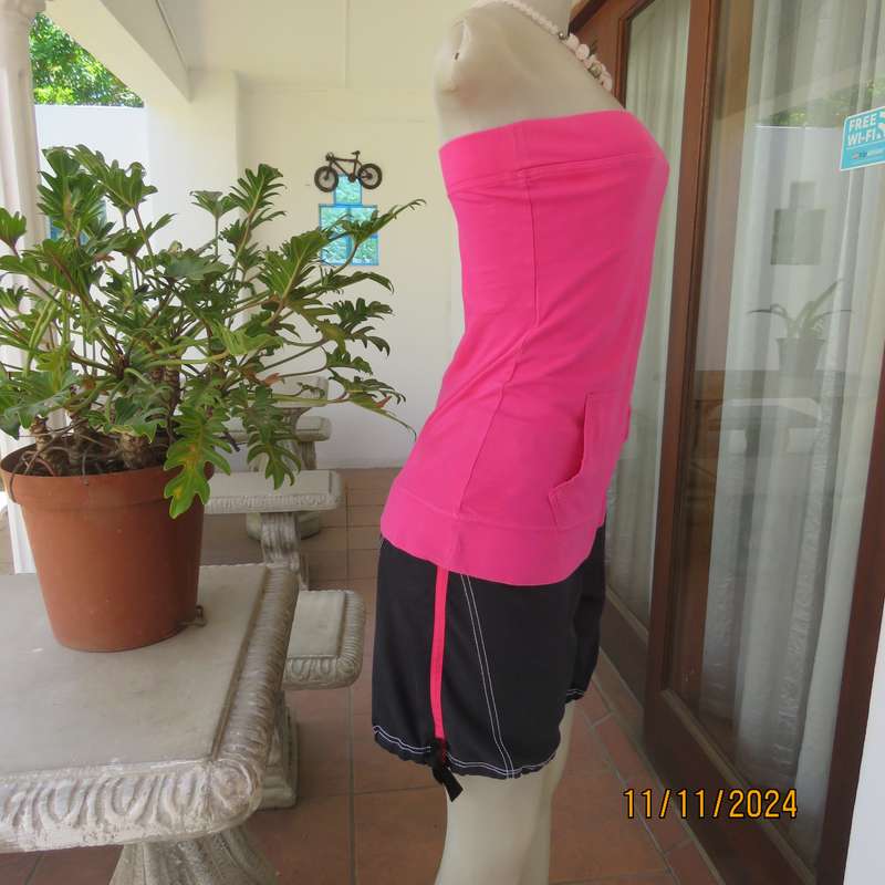 Strapless cotton stretch magenta pink top with bra inner. Size 36. Kangaroo pocket. Very good cond.