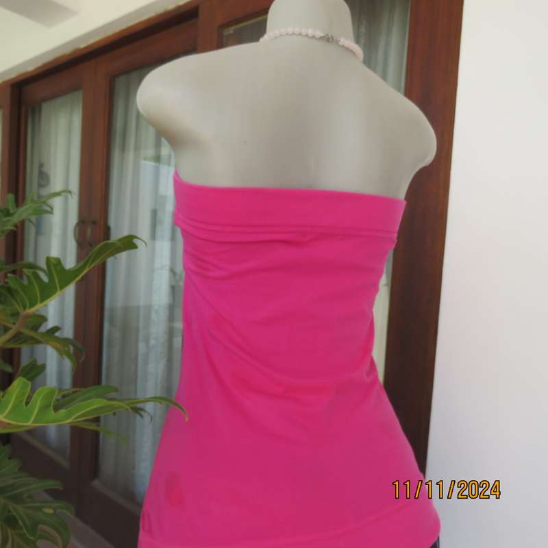 Strapless cotton stretch magenta pink top with bra inner. Size 36. Kangaroo pocket. Very good cond.