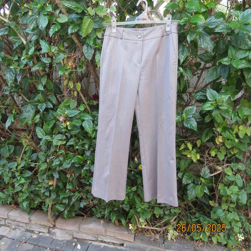 WOOLWORTHS beige dress pants in herringbone pattern. Polyester-rayon stretch. Size 32