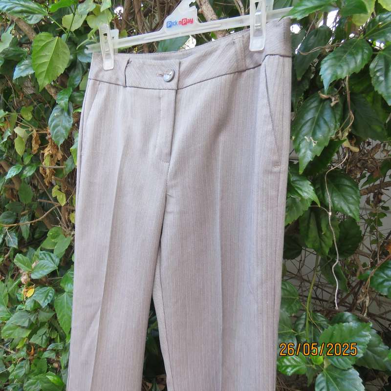 WOOLWORTHS beige dress pants in herringbone pattern. Polyester-rayon stretch. Size 32