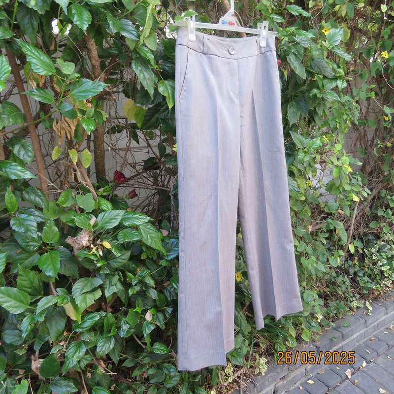 WOOLWORTHS beige dress pants in herringbone pattern. Polyester-rayon stretch. Size 32