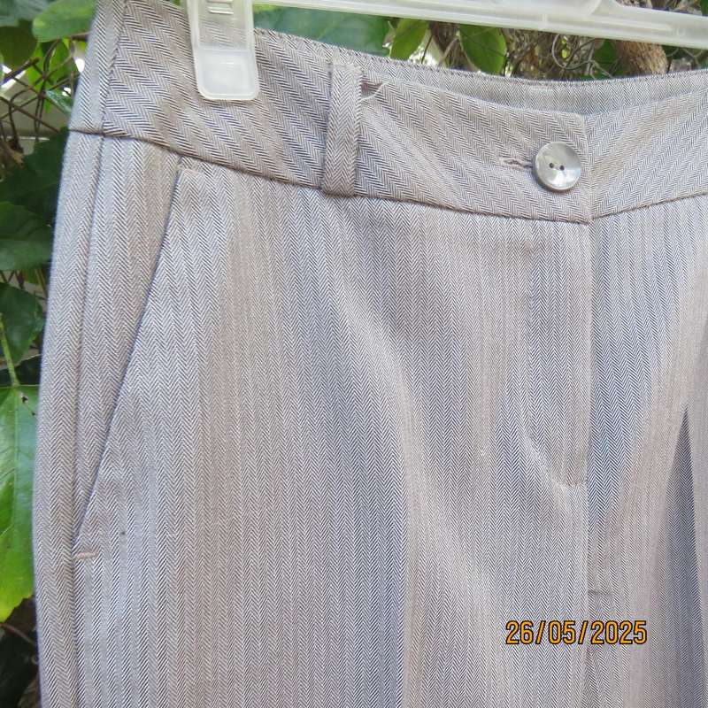 WOOLWORTHS beige dress pants in herringbone pattern. Polyester-rayon stretch. Size 32