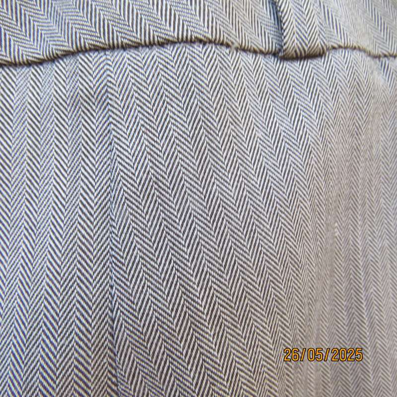 WOOLWORTHS beige dress pants in herringbone pattern. Polyester-rayon stretch. Size 32