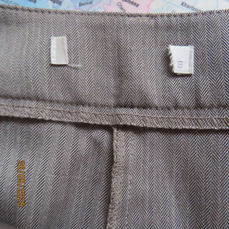 WOOLWORTHS beige dress pants in herringbone pattern. Polyester-rayon stretch. Size 32