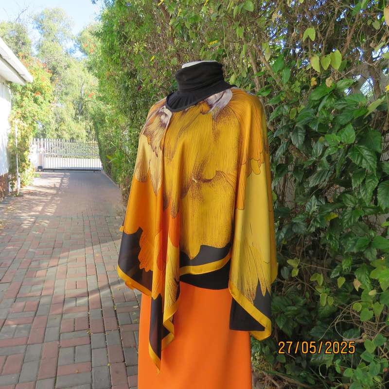 Square throw in silky polyester. In bright autumn colours with black. New item