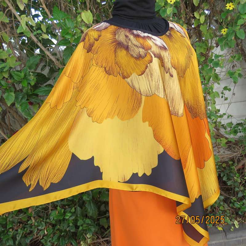 Square throw in silky polyester. In bright autumn colours with black. New item