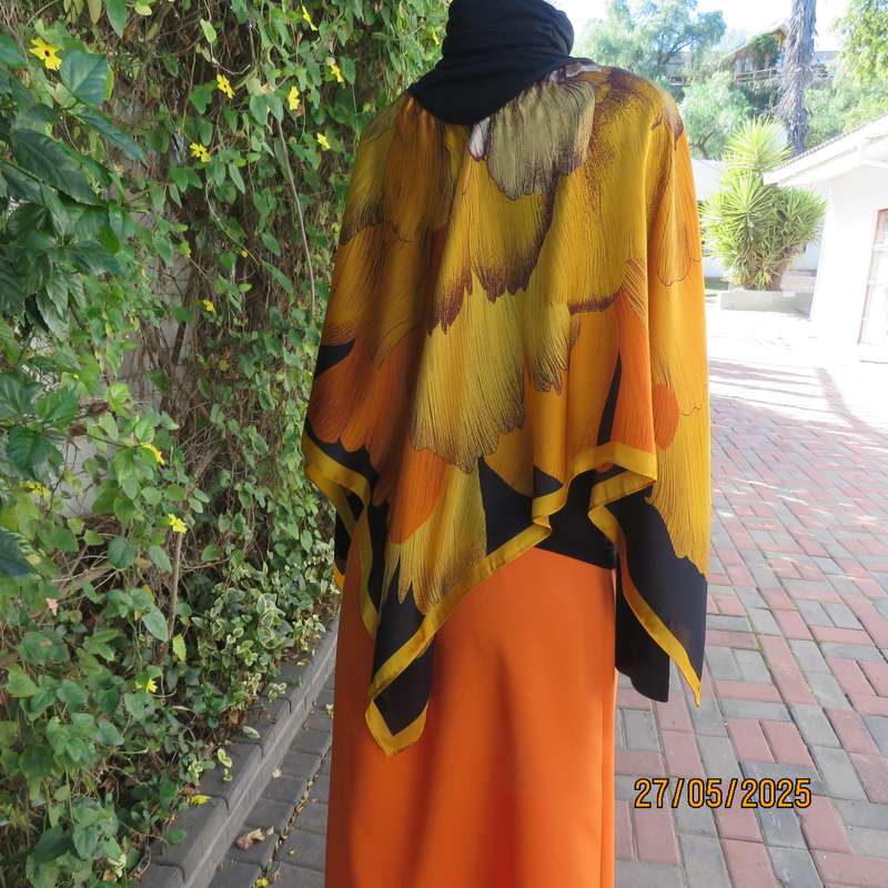 Square throw in silky polyester. In bright autumn colours with black. New item