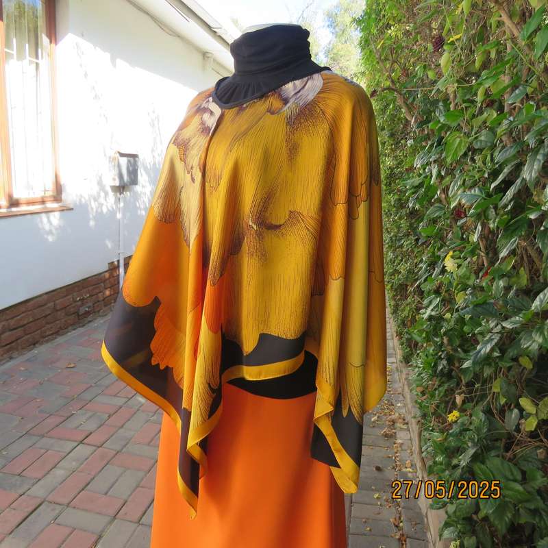 Square throw in silky polyester. In bright autumn colours with black. New item