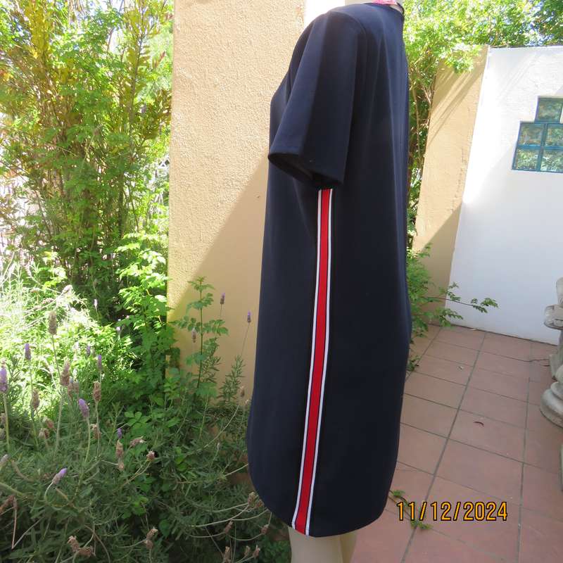 Navy stretch polyester slip over short sleeve dress size 38. Red-white side stripes. As new cond.