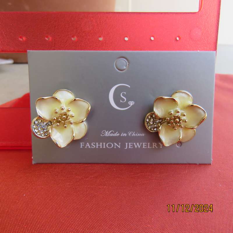 Dainty pair of flower earrings in cream resin with gold and tiny faux diamonds. Diam 2cm. New item