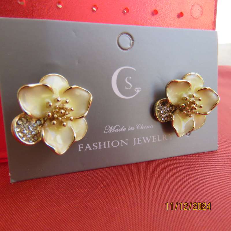Dainty pair of flower earrings in cream resin with gold and tiny faux diamonds. Diam 2cm. New item