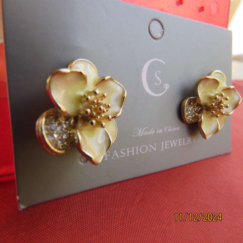 Dainty pair of flower earrings in cream resin with gold and tiny faux diamonds. Diam 2cm. New item