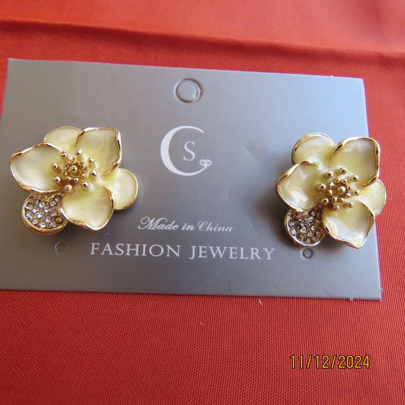 Dainty pair of flower earrings in cream resin with gold and tiny faux diamonds. Diam 2cm. New item