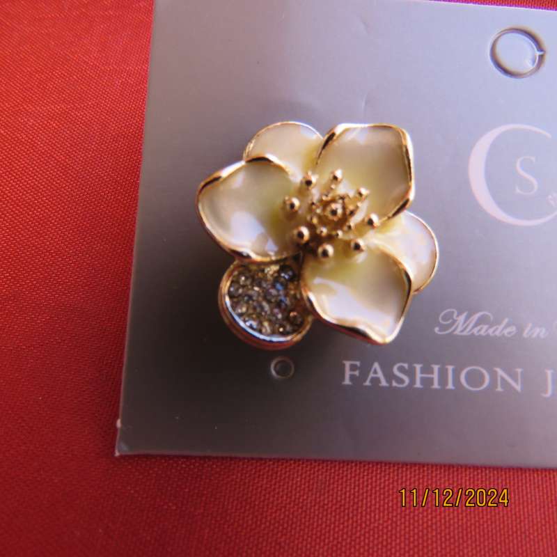 Dainty pair of flower earrings in cream resin with gold and tiny faux diamonds. Diam 2cm. New item