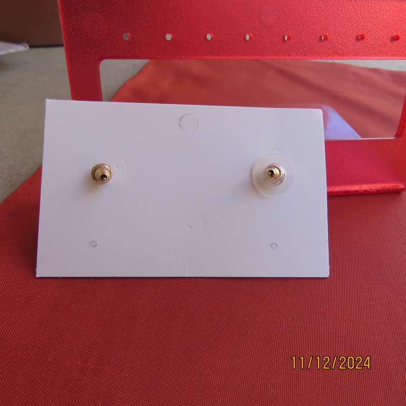 Dainty pair of flower earrings in cream resin with gold and tiny faux diamonds. Diam 2cm. New item