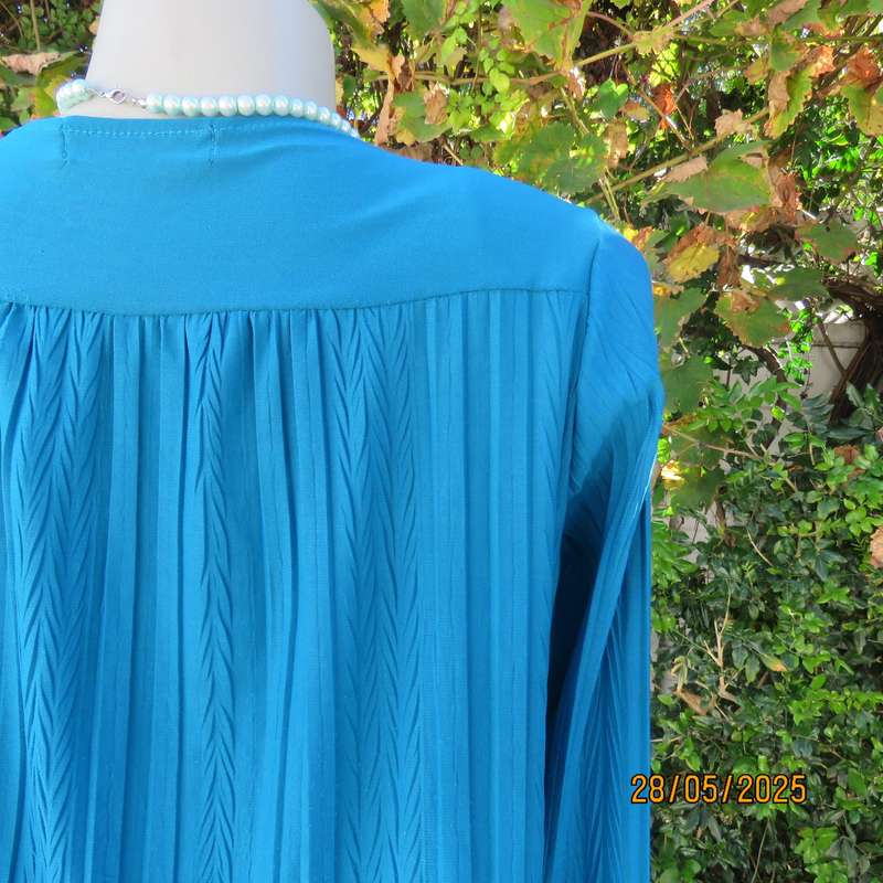 Jade loose hanging long sleeve slip over permanent vertical patterned size 36-38 top.