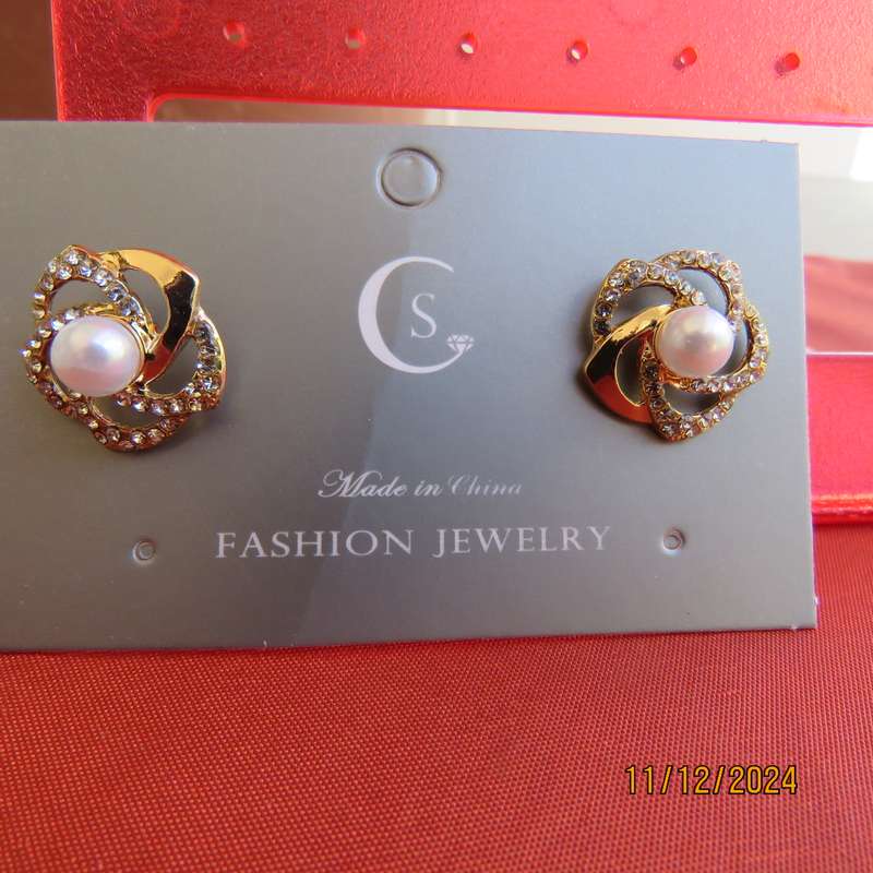Beautiful of dainty gold, simulated diamonds and pearl earrings. For a touch of glamour. New item