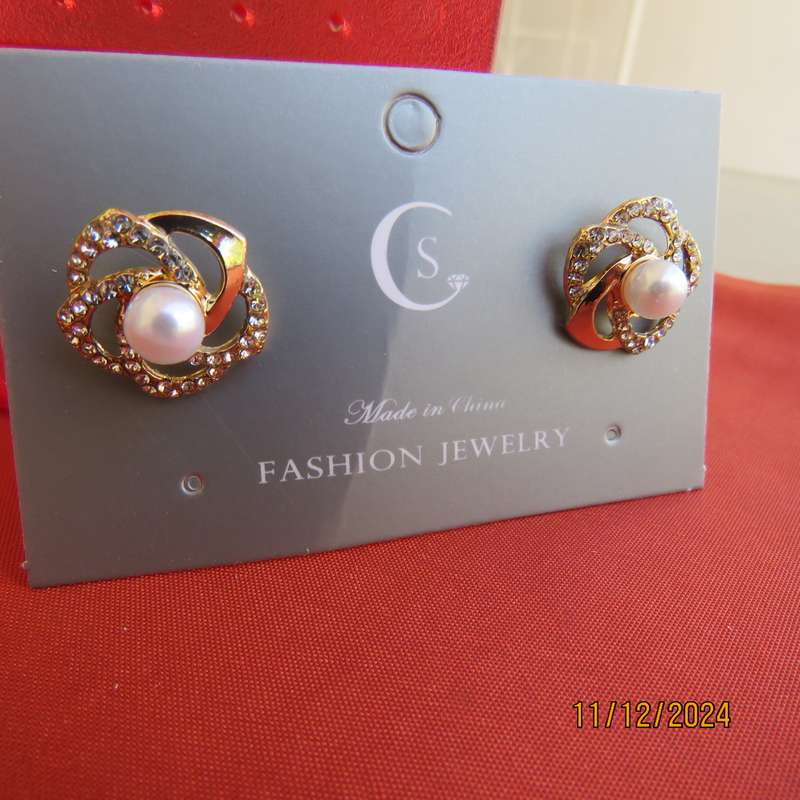 Beautiful of dainty gold, simulated diamonds and pearl earrings. For a touch of glamour. New item