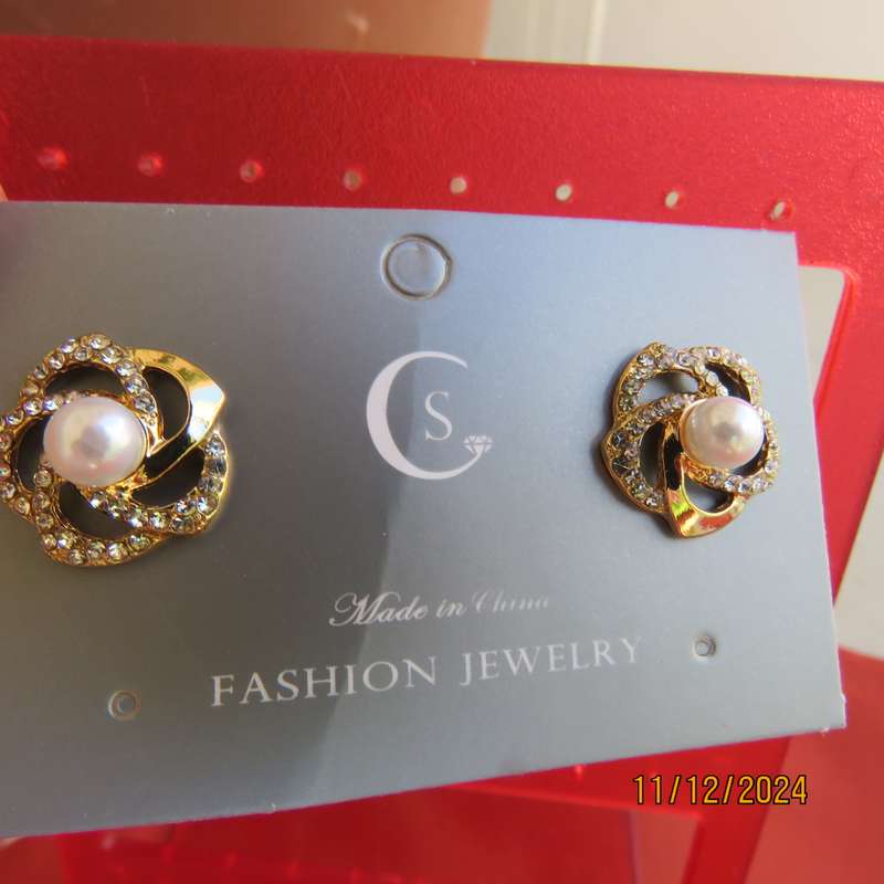 Beautiful of dainty gold, simulated diamonds and pearl earrings. For a touch of glamour. New item