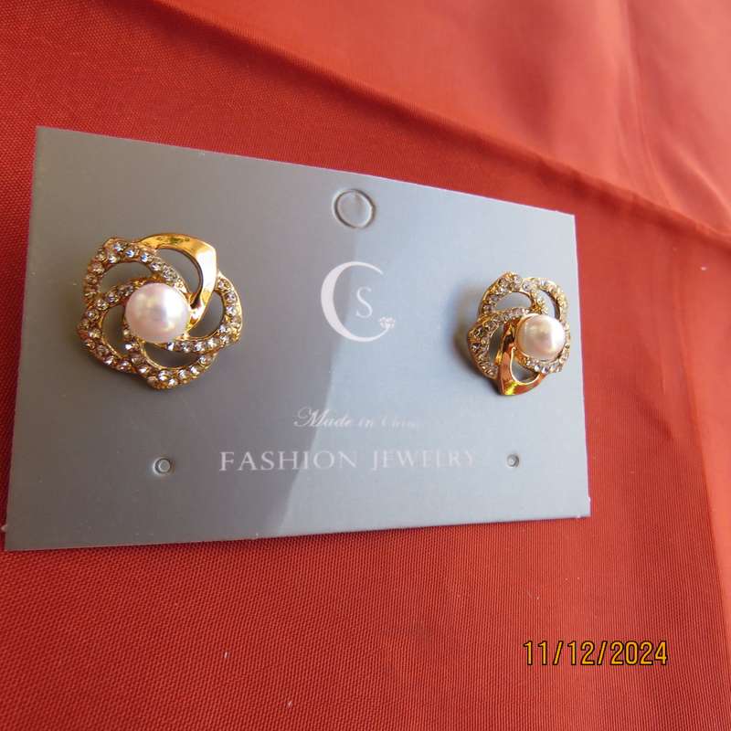 Beautiful of dainty gold, simulated diamonds and pearl earrings. For a touch of glamour. New item