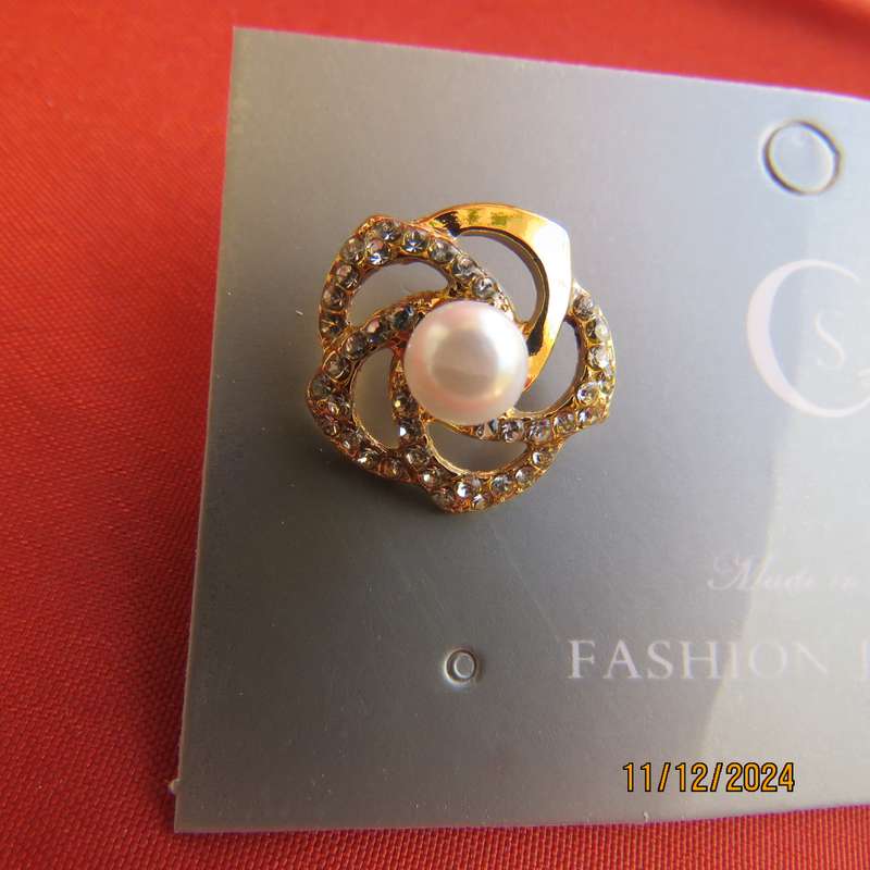 Beautiful of dainty gold, simulated diamonds and pearl earrings. For a touch of glamour. New item