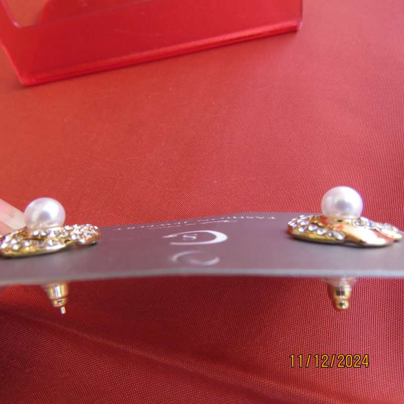 Beautiful of dainty gold, simulated diamonds and pearl earrings. For a touch of glamour. New item