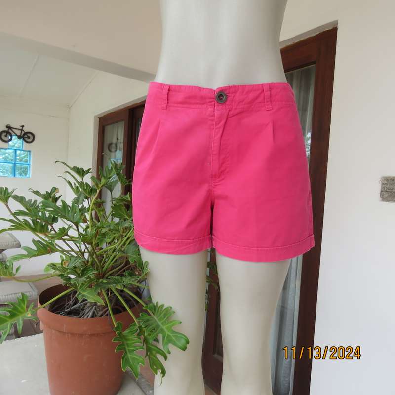 Chic rose pink ladies cotton shorts by RED size 36. Size pockets and leg turnovers. Very good cond.