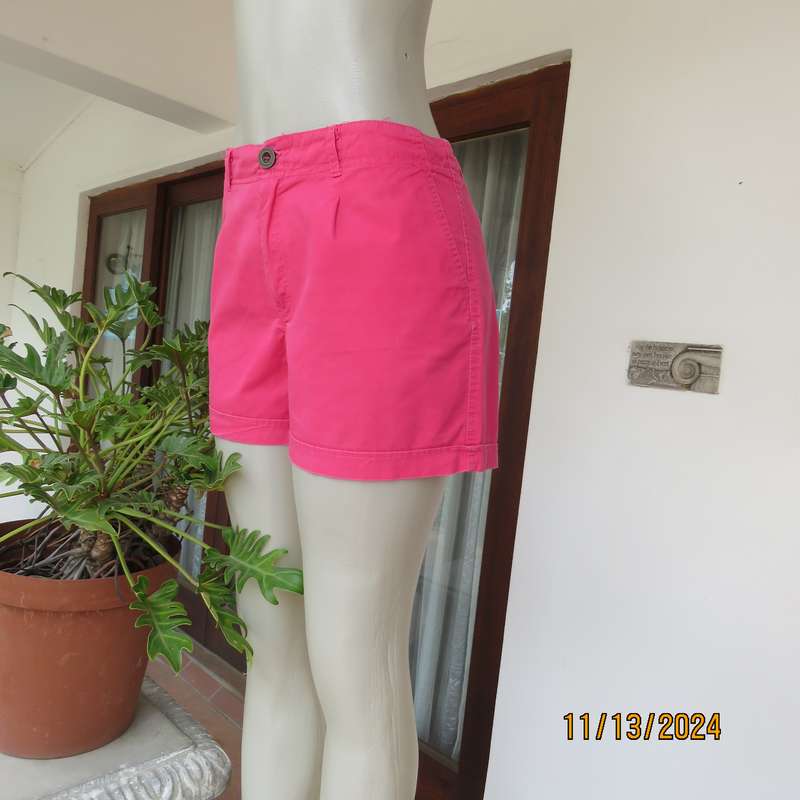 Chic rose pink ladies cotton shorts by RED size 36. Size pockets and leg turnovers. Very good cond.