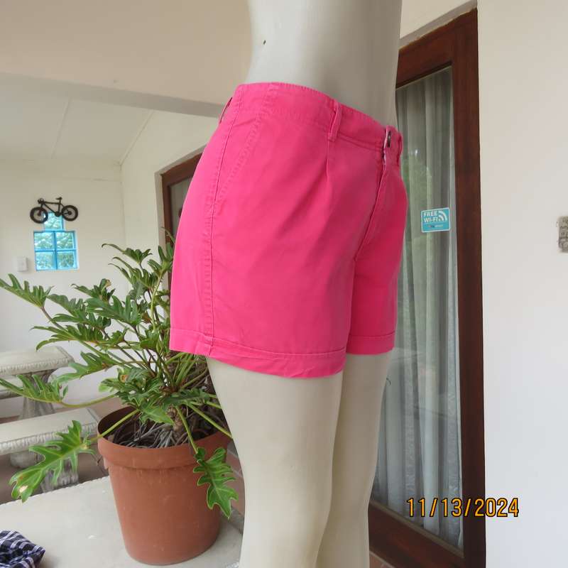 Chic rose pink ladies cotton shorts by RED size 36. Size pockets and leg turnovers. Very good cond.