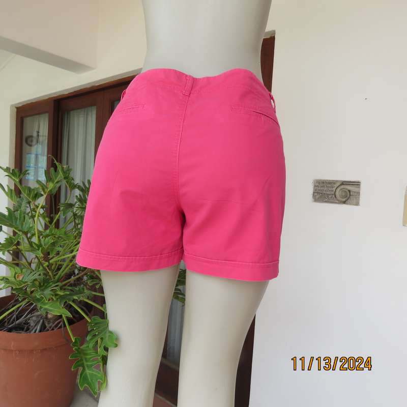Chic rose pink ladies cotton shorts by RED size 36. Size pockets and leg turnovers. Very good cond.