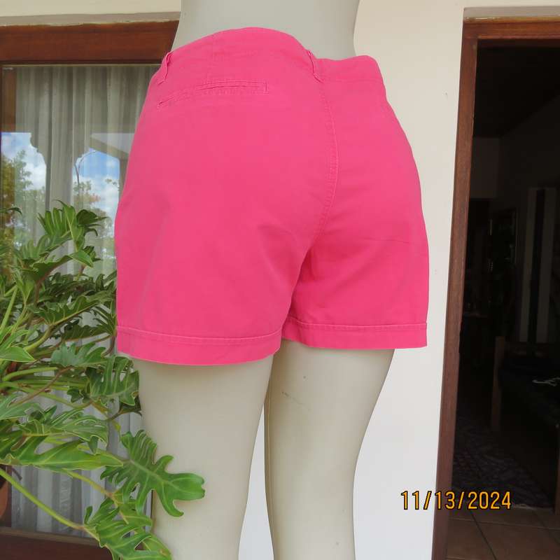 Chic rose pink ladies cotton shorts by RED size 36. Size pockets and leg turnovers. Very good cond.