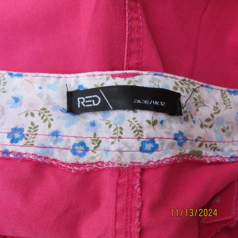 Chic rose pink ladies cotton shorts by RED size 36. Size pockets and leg turnovers. Very good cond.