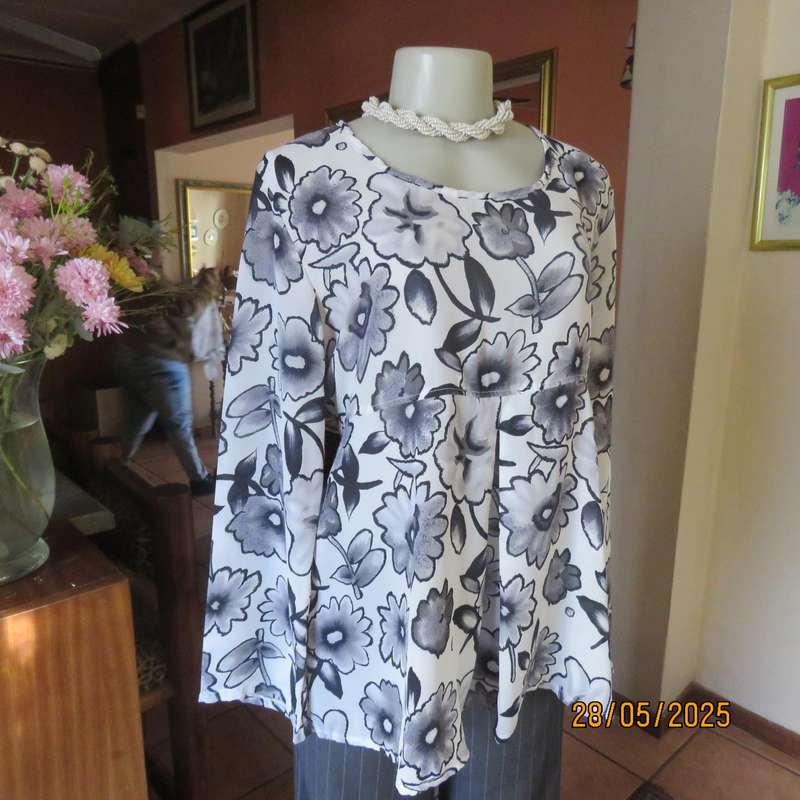 Maternity empire style slip over white-grey floral long sleeve polyester top. Size 36-38