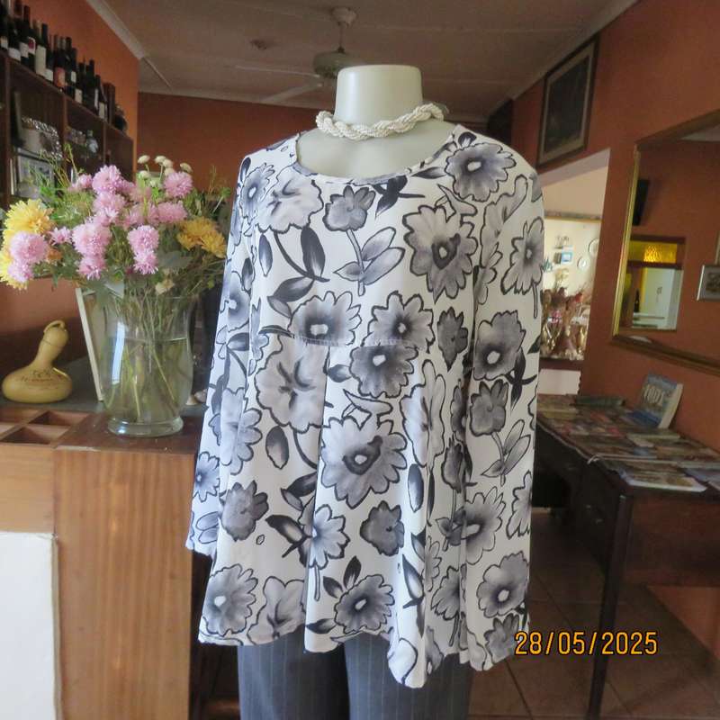 Maternity empire style slip over white-grey floral long sleeve polyester top. Size 36-38