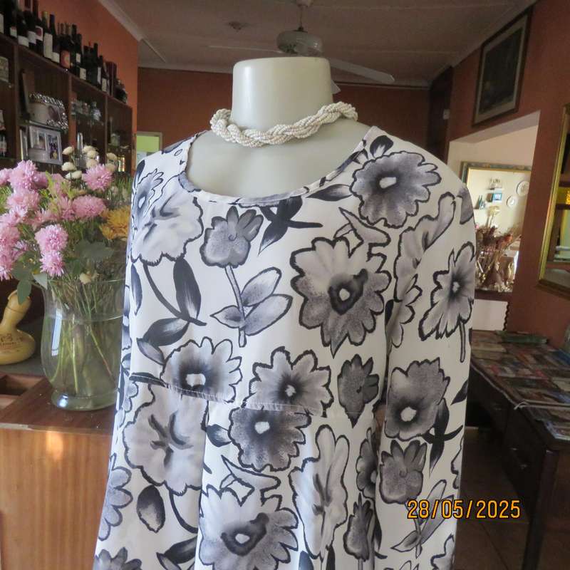 Maternity empire style slip over white-grey floral long sleeve polyester top. Size 36-38