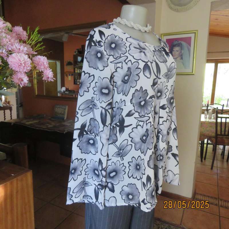 Maternity empire style slip over white-grey floral long sleeve polyester top. Size 36-38