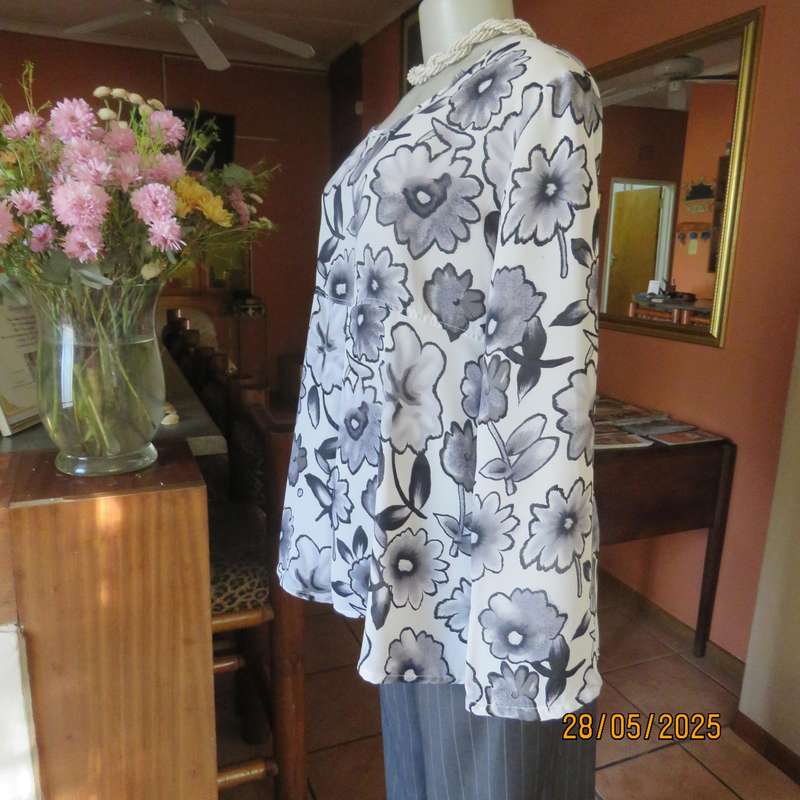 Maternity empire style slip over white-grey floral long sleeve polyester top. Size 36-38