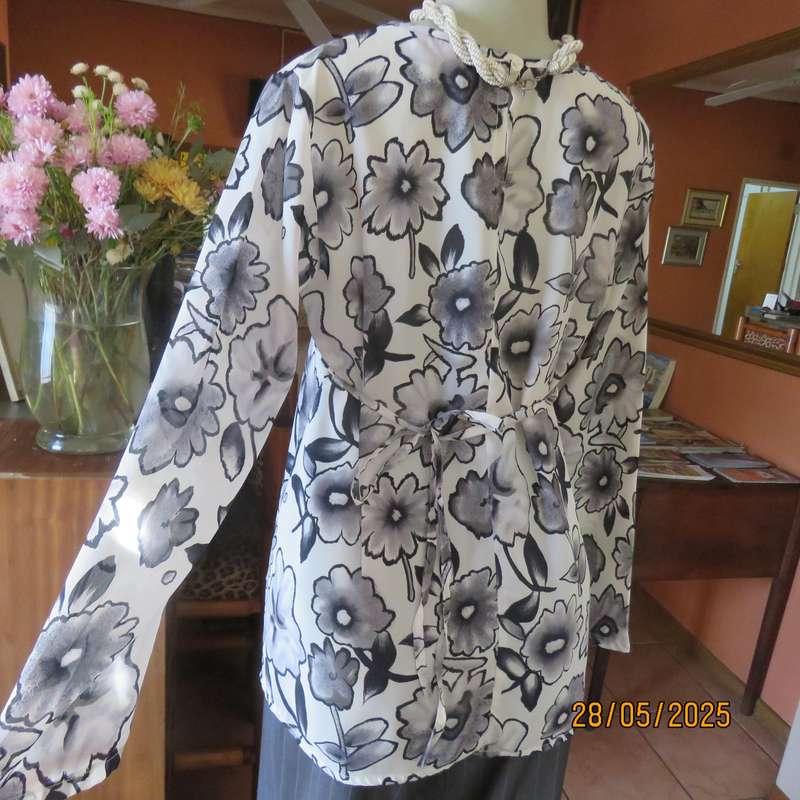 Maternity empire style slip over white-grey floral long sleeve polyester top. Size 36-38